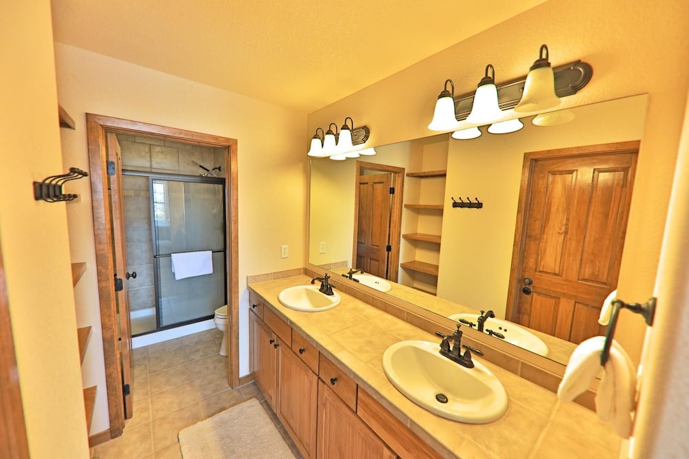 Rendezvous Discovery 3 Br 3 Bedroom Home by RedAwning