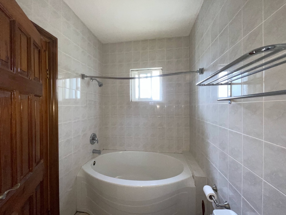 Skyline Suites Sunset Room 1 Bedroom Home by RedAwning view 5