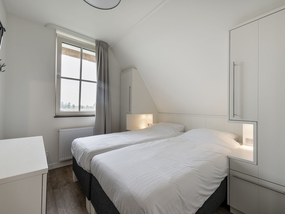 Spacious Villa With a Sauna, at the Tjeukemeer view 4