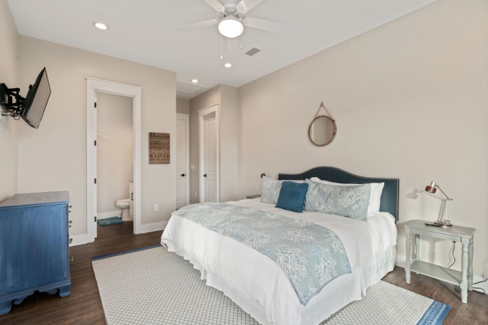 Aquamarine! Sleeps 12! Close to Community Pool! Private Beach Access!