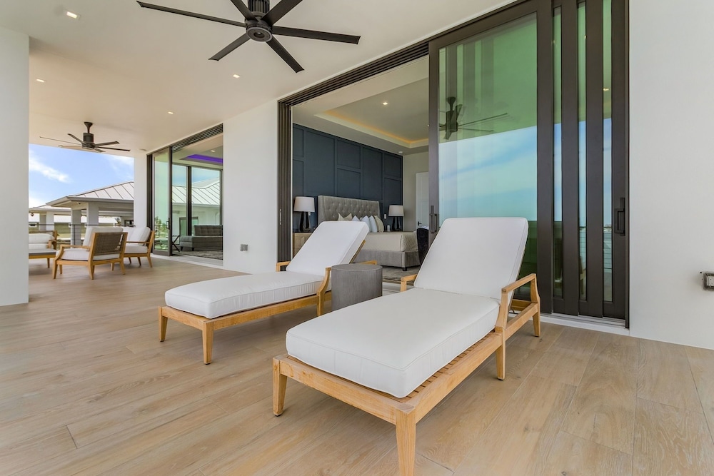 793 Shoreline Estate: 6bd/6br, Luxurious Pool Home On The Water! 6 Bedroom Home