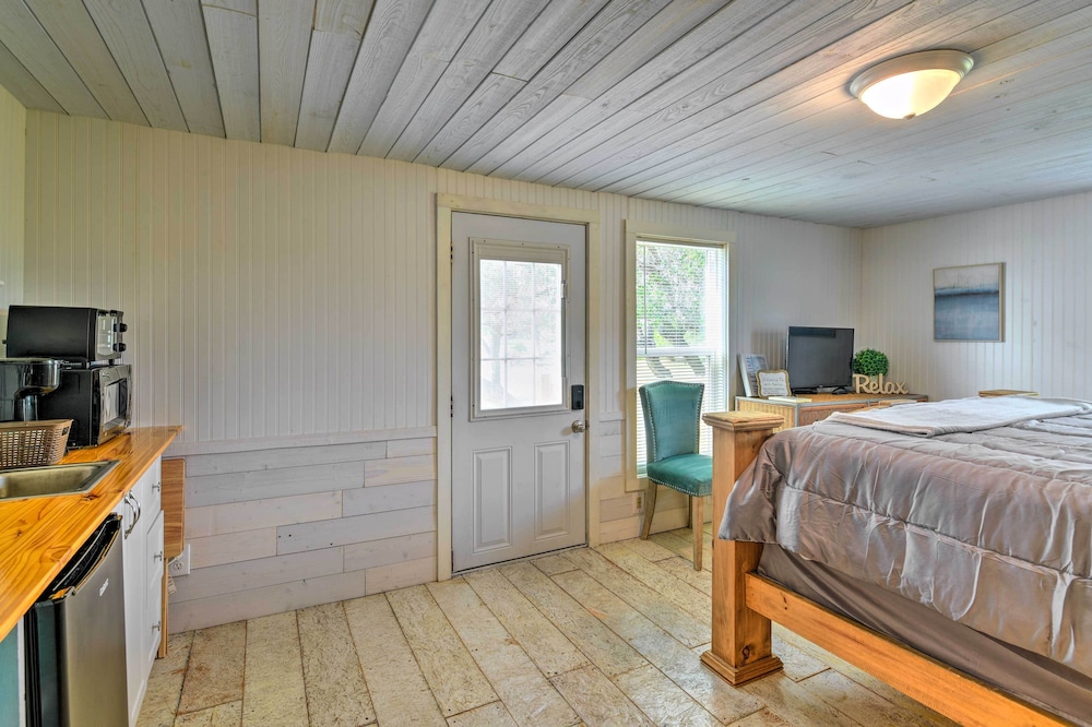 5 Mi to Rockport Beach Park: Studio w/ Porch! view 3