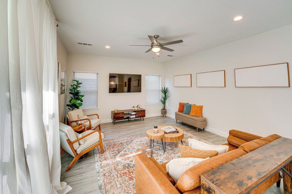 10 Mi to Dtwn Dallas: Chic Home w/ Yard!