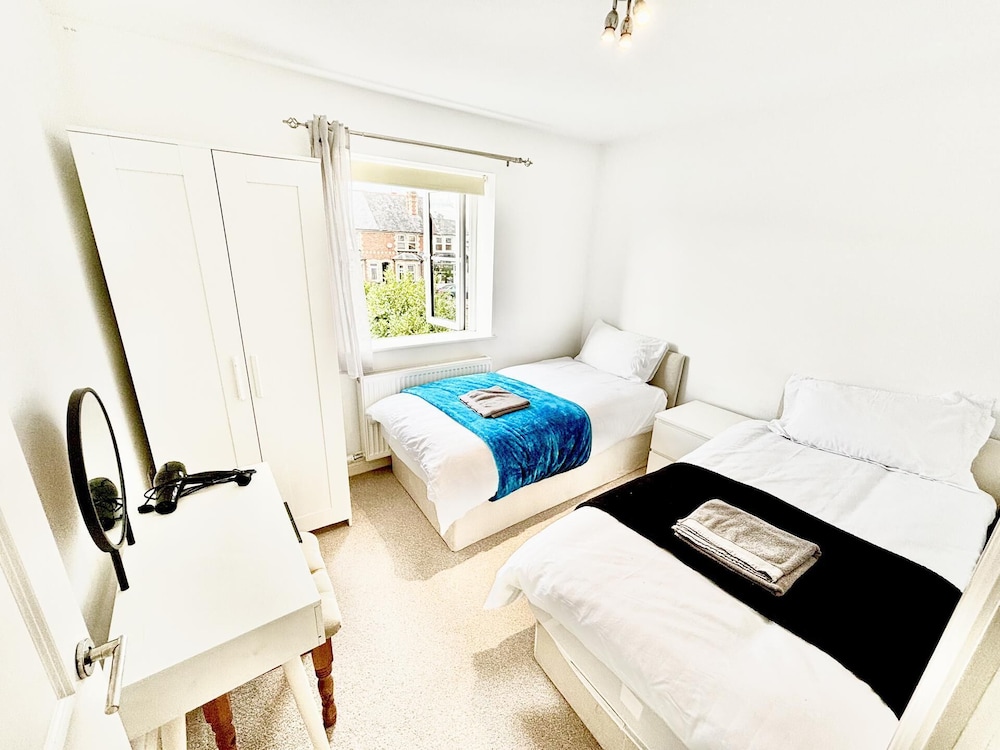 Stunning 3-bed House in the Heartreading view 2