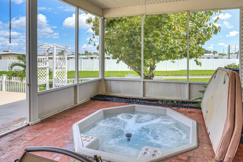 Private Hot Tub! Home < 1 Mi to Lake Okeechobee
