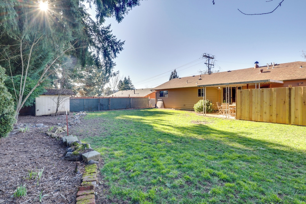 10 Mi to Portland: Greenway Neighborhood Home