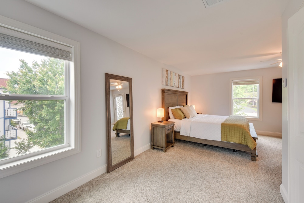 Walk to Shops & Dining: Downtown Condo in Helen