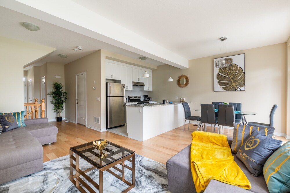 Modern 3BR 2BA Townhome in Lakeshore