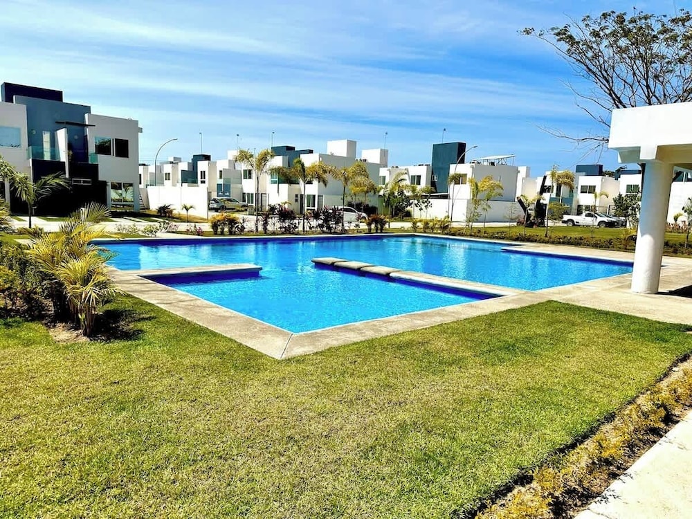 Private Jacuzzi and Pool 2 Level House