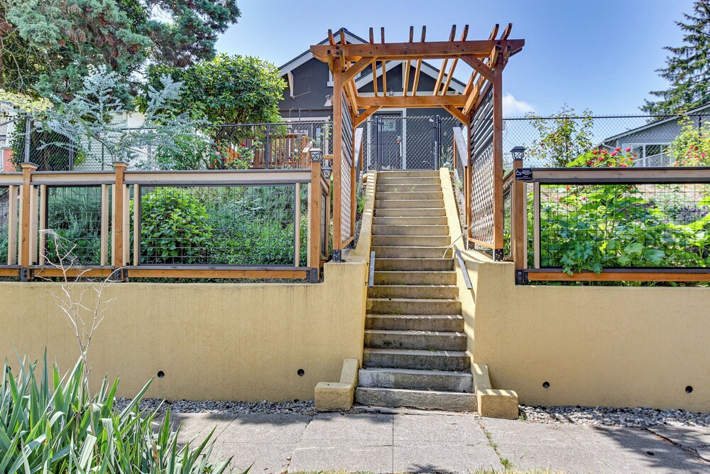 2 Mi to Dtwn Tacoma: Charming Home w/ Deck & Yard!