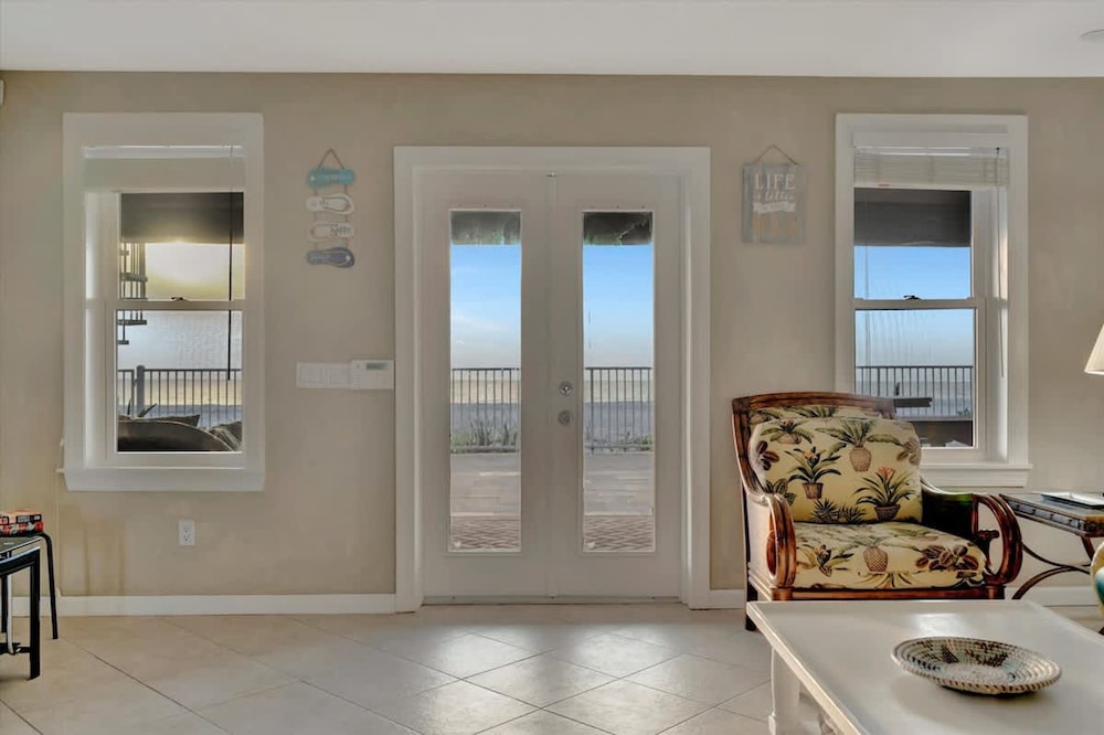 Stones Throw Beachfront Family Suite 3 Views