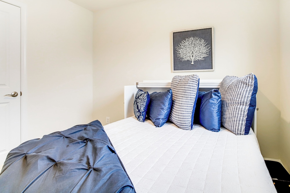 < 1 Mi to Dtwn: Waterfront Townhome in Cambridge!