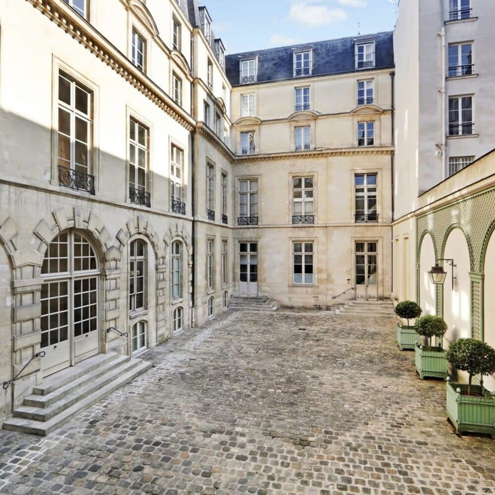 Classy Bourgeois Chic 2 Bedroom Apt in Le Marais