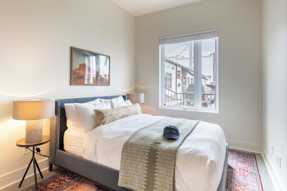 The Outrider by AvantStay Chic Stay Close to Broadway