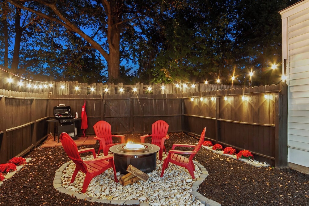 Day Dreamer Minutes to Stadium With Fire pit and Parking