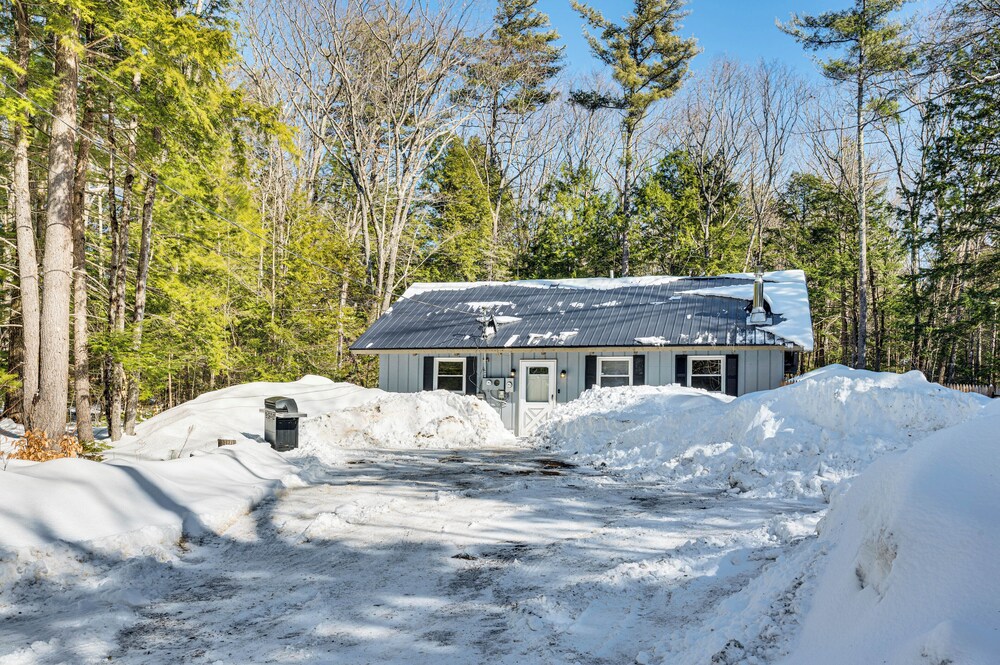 2 Mi to Conway: Cozy Cabin w/ Grill & Yard!
