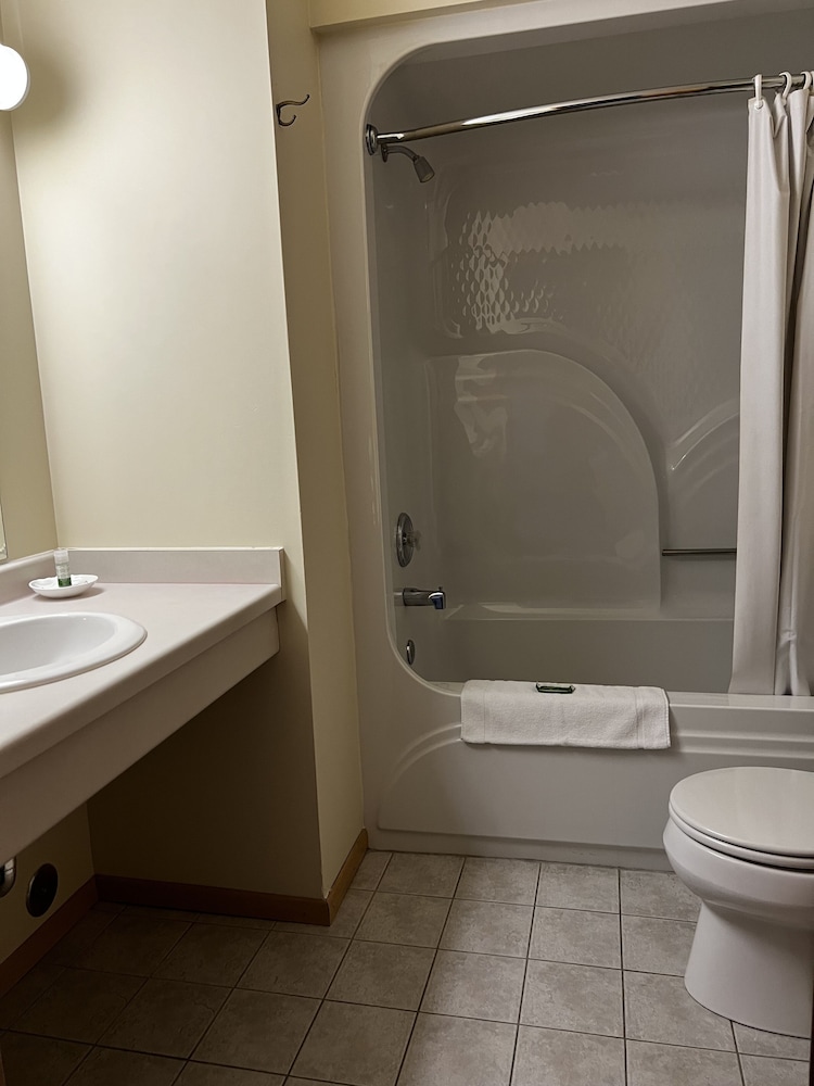 Budget Host Inn & Suites