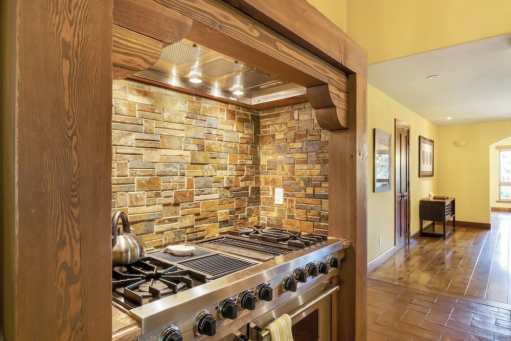Star Haven Retreat 5 BDR Stunner!