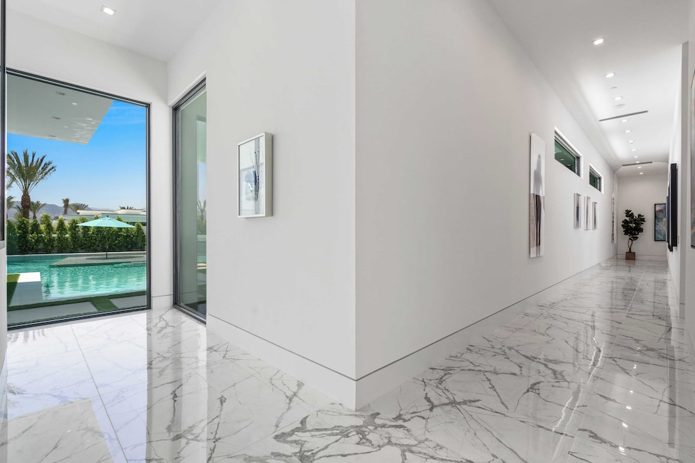 Sleeps 23 Pool, Hot Tub & Putting Green Minutes to Golf & Dining Bravo Villa #7 by Avantstay