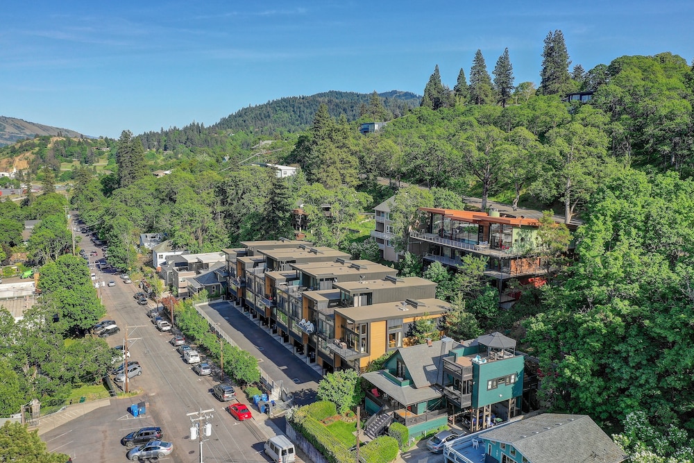 ALOFT Airy Design Townhouse with Columbia River View by RedAwning view 5