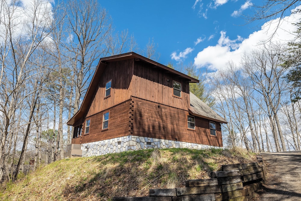 Dudley III by Avantstay Hot Tub + Enclosed Deck Views! Cozy Mountain Retreat view 5