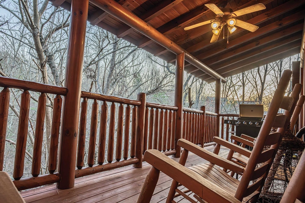 Bear Creek Way by Avantstay Hot Tub, Game Room, Air Hockey, Near Dollywood & Smoky Trails