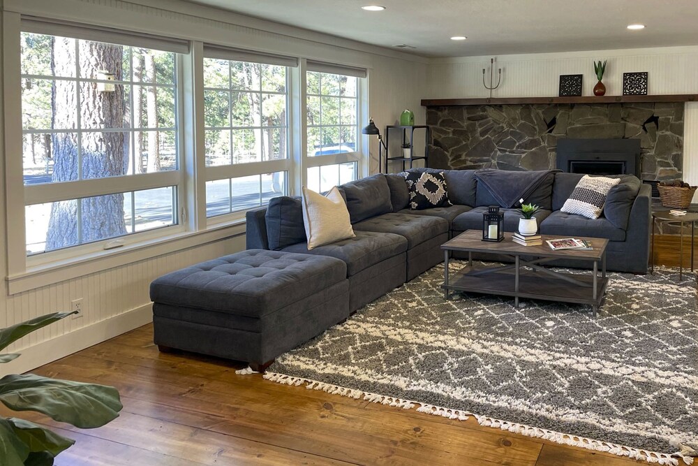 Bend Hideaway on 3 Acres With Decks + Fire Pit! view 5