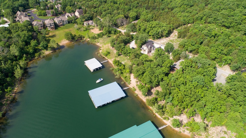 Happy Hideaway 4 Bedroom Home by RedAwning