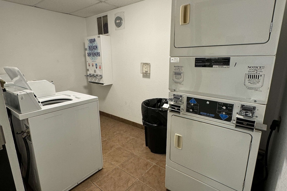 Econo Lodge - Property Image 12