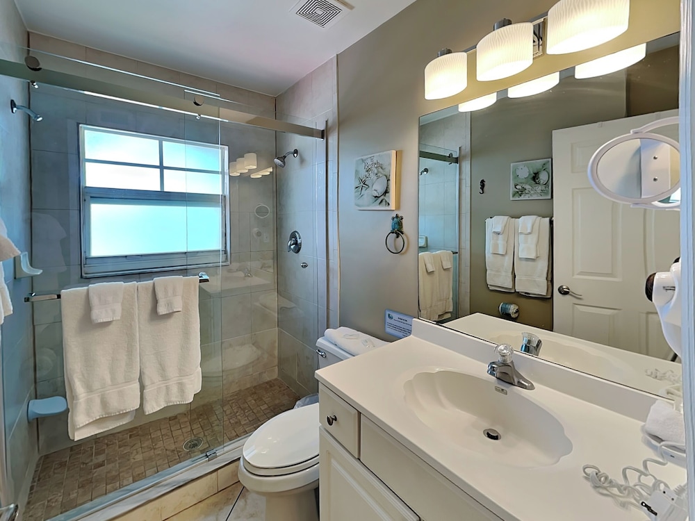 Barefoot Beach Resort B-201 by Distinctive Beach Rentals