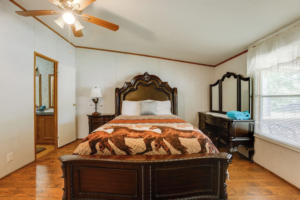 Play Games, Bike & Unwind: Cleveland Family Home!