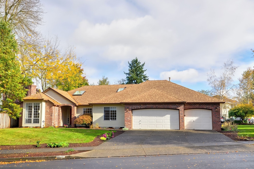 Near Shops & Cafes: Beaverton Haven w/ Luxe Decor!