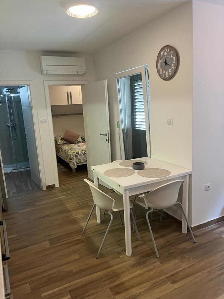 A1 apt With Balcony and sea View, 3 min to Beach view 4