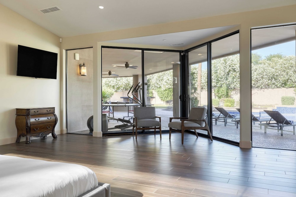 Luxe Scottsdale Oasis With Pool, Hot Tub, Firepit and Outdoor Lounge Avantstay