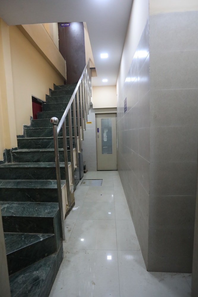 Mango Goregaon Hostel & PG