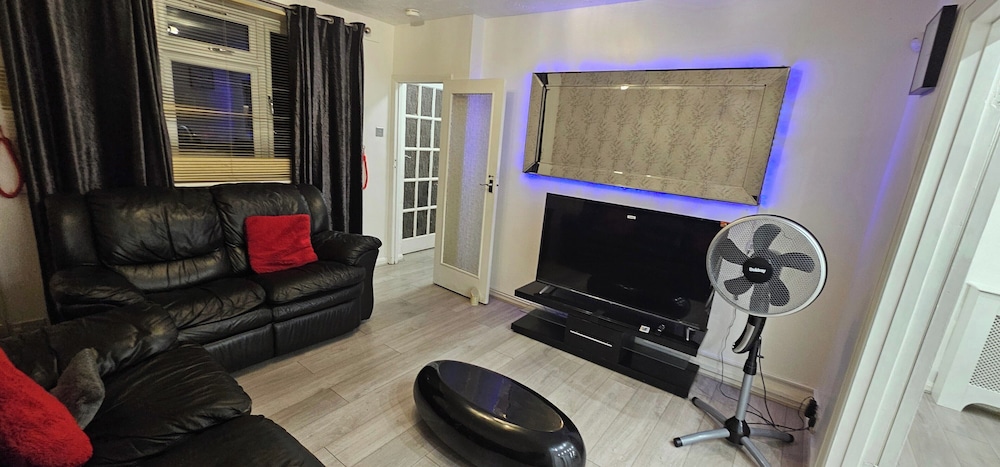 Spacious & Modern 2-bed House in Dagenham