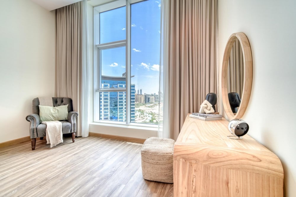 Lush Sea View Living w Private Beach at the Palm