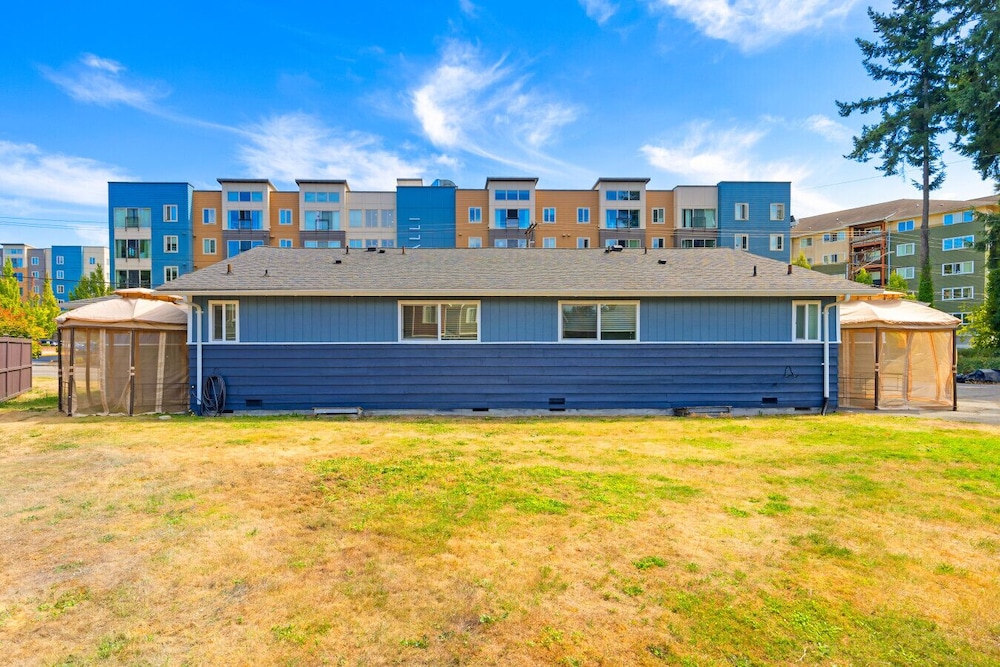 Family-friendly 2BR Home in Lynnwood w Parking