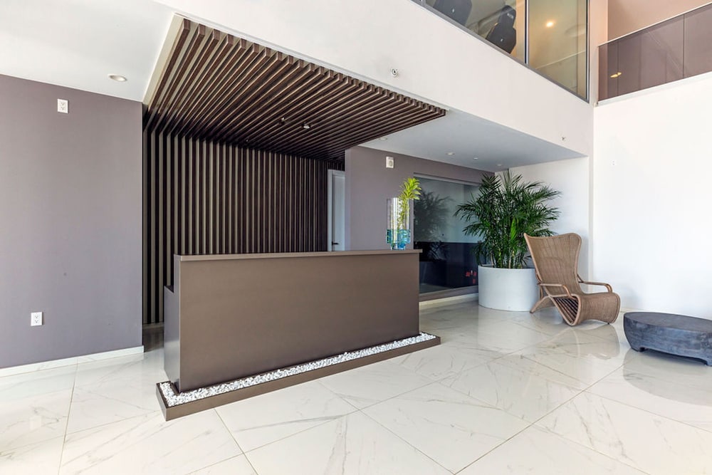 Beachfront Luxury NEW 3br2 5BA Condo Eagle Beach