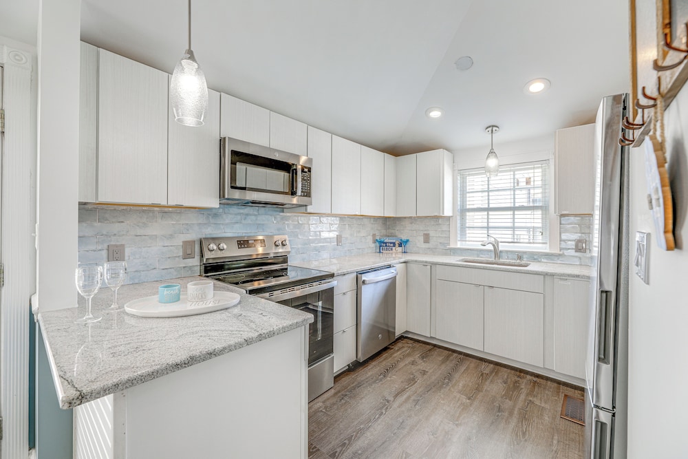 Steps to Shore: Newly Renovated Dewey Beach Home!