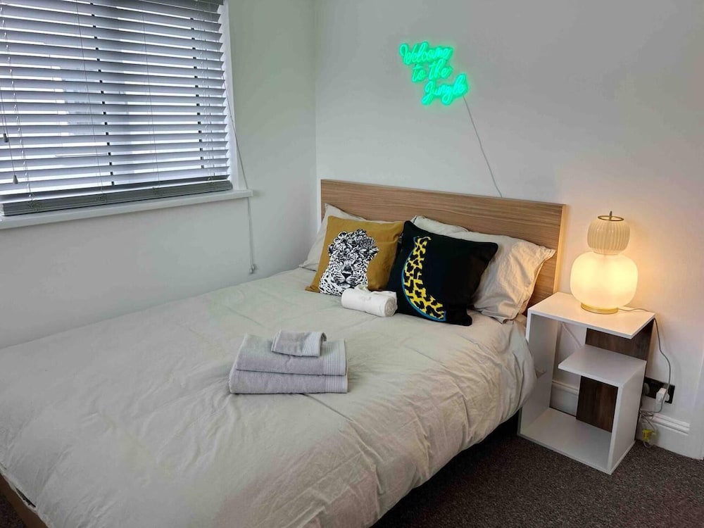 London Flat Next to Central Line Tube Station