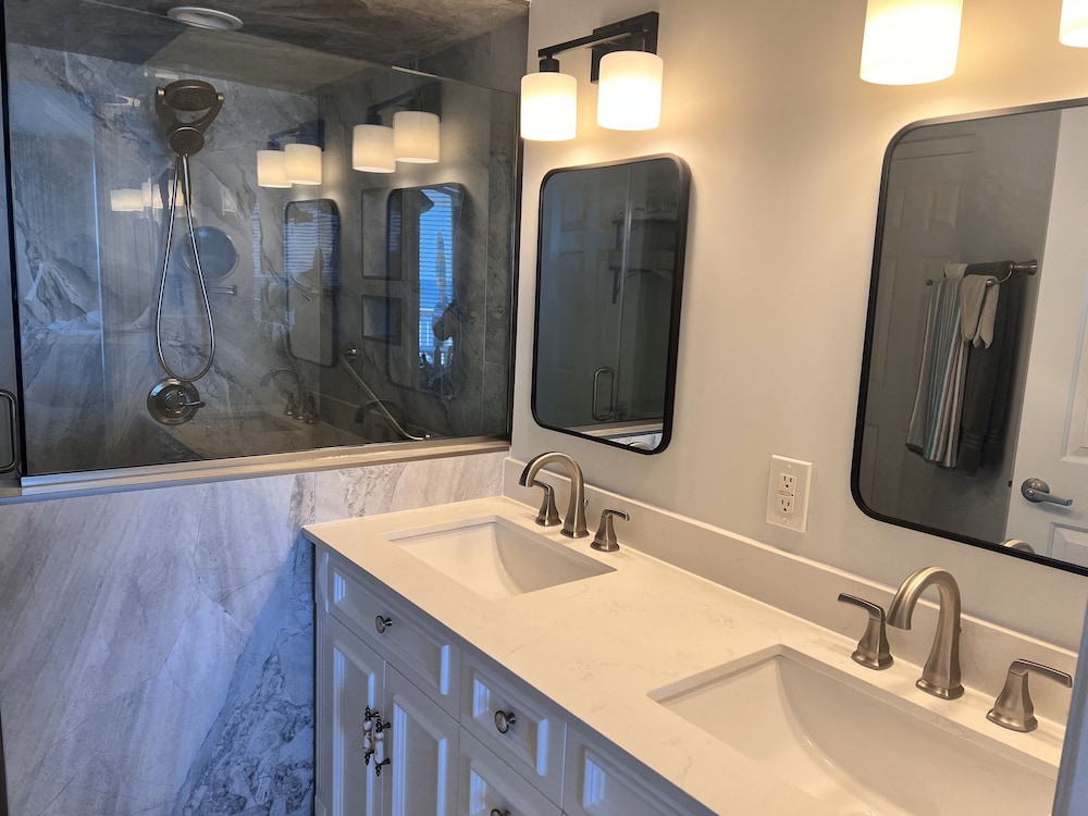 Sunrise Pointe 11f 3 Bedroom Condo by RedAwning