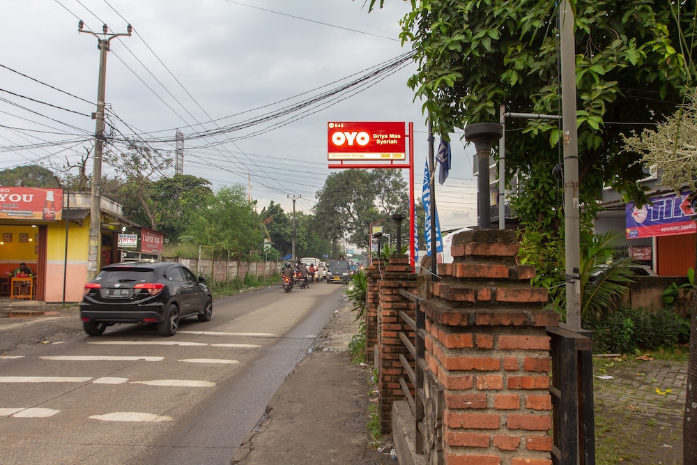 OYO 645 Griya Mas Syariah view 4