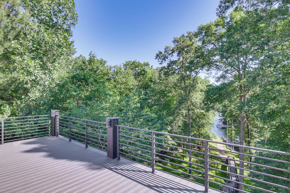 Boat Dock & Movie Theater: Lake Wylie Retreat!