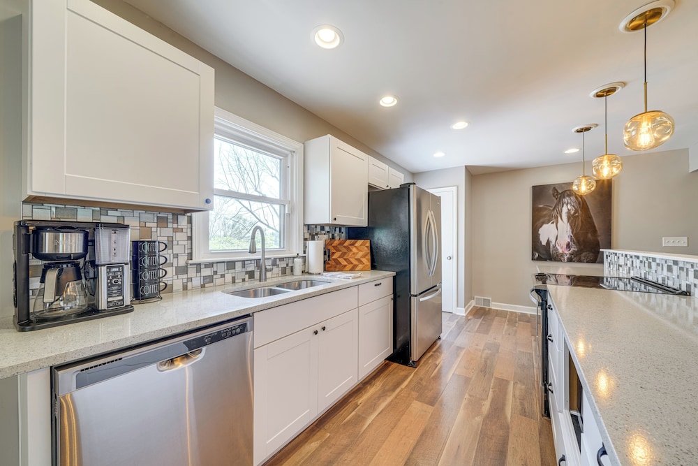 4 Mi to Churchill Downs: Updated Retreat w/ Deck!