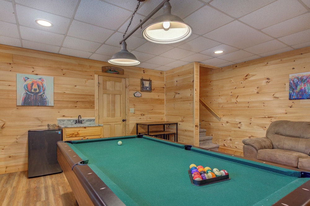 Country Bear Cove - Hot Tub, Games & Deck w/ View view 3