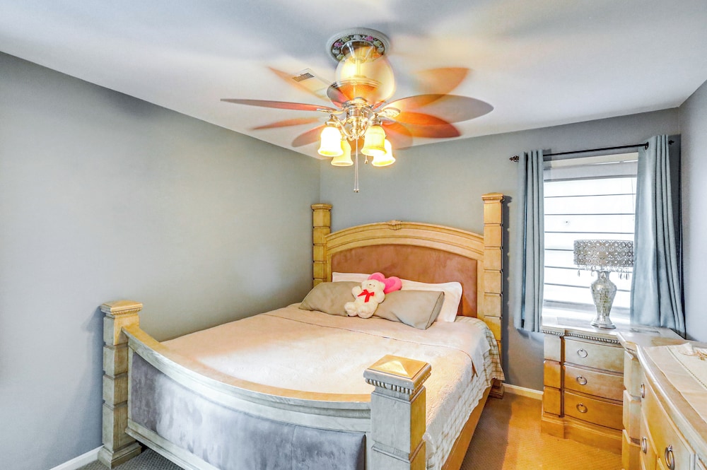 Pool & Tennis Court Access: Home in Warner Robins