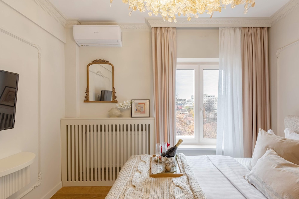 Parisian-Inspired 1BR in the Heart of Bucharest - Balcony, AC & Fully Equipped