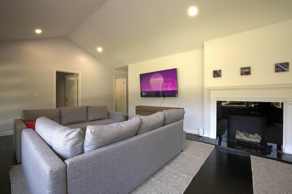Stylish Comfort Modern Chef Kitchen 4 BR 2 Baths