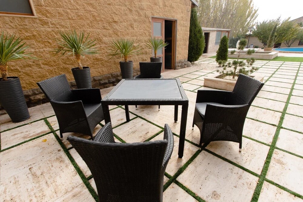 4 Bed Villa Estate Sleeps 7 - Pool, Garden, Sauna